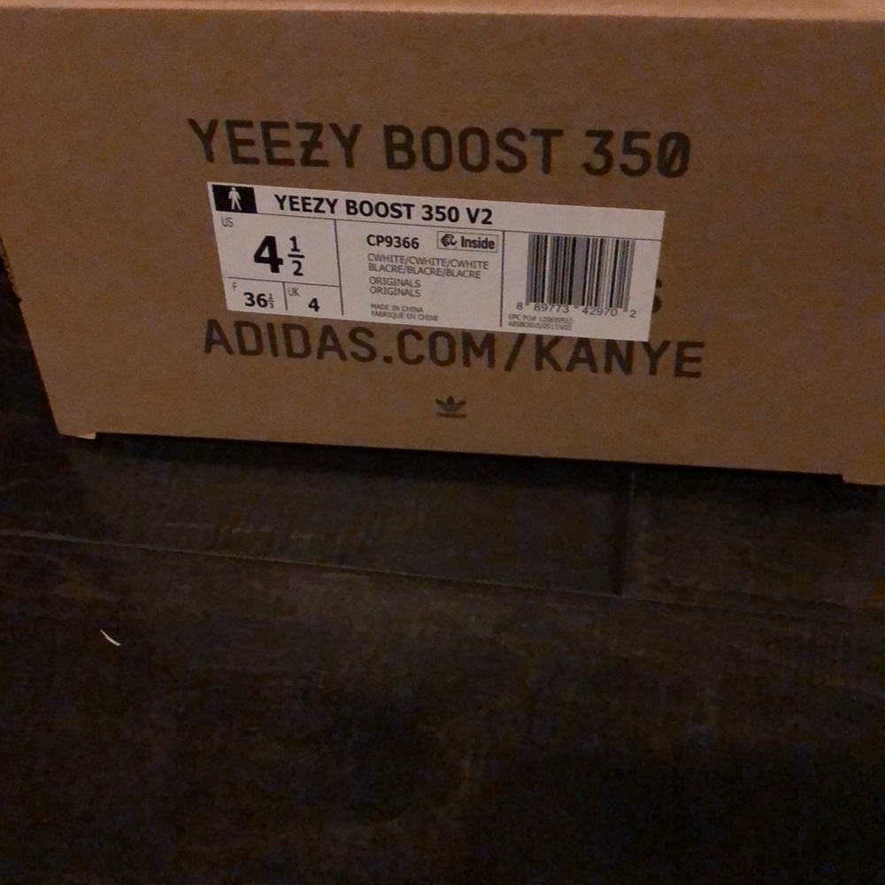 WHITE YEEZY NEVER WORN W/ BOX